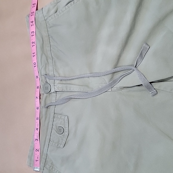 Old Navy Size 6 Khaki Green Just Below Waist Chino Shorts, Gently Used Condition - Picture 4 of 11